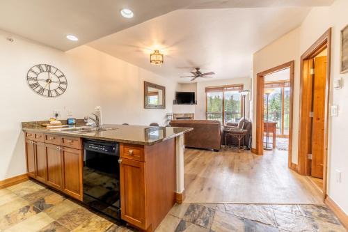 The Highlands Apartment | Highland Greens Lodge 311 by Summit County Mountain Retreats