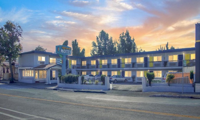 Dimond Hotel | Highlander Motel