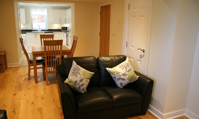 Shanklin Apartment | Highlands Apt 5 - cliff top, garden, free wifi + parking