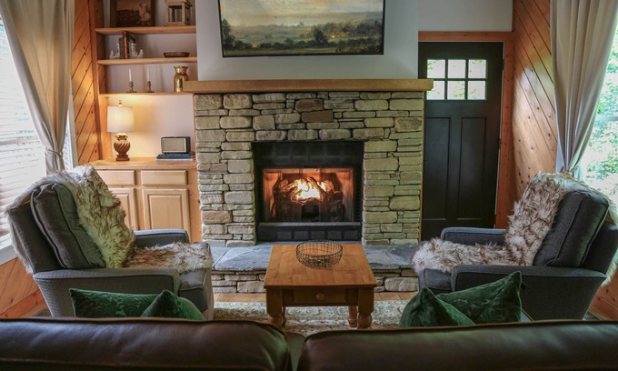 Mirror Lake Cottage | Highlands, NC - Cozy fireplace 3 min to posh Main Street, or majestic Dry Falls!