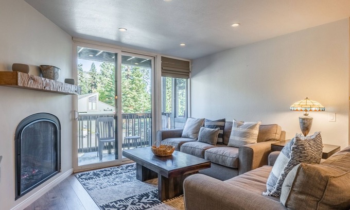 Mammoth Lakes Condo | Highly updated 1 Bedroom plus den, 2 bath Crestview Unit 5 Sleeps up to 4 located near Canyon Lodge