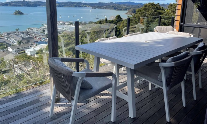 Paihia House | Highview House, magnificent seaviews, overlooking Paihia. Close to town & beach.