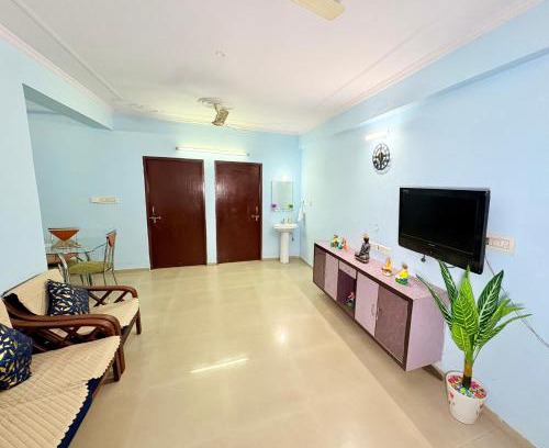 Vaishali Nagar Apartment | Highway access 2BHK, Trendy decor, VR & other water parks
