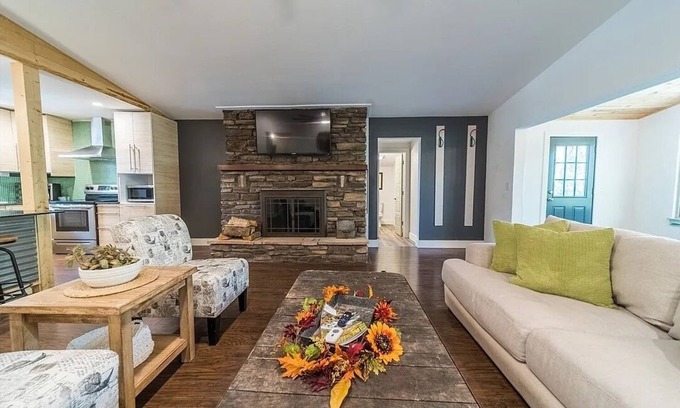 Bella Vista Cottage | Hike & Bike Bleu- Pet friendly, 2BR 2.5 Bath house