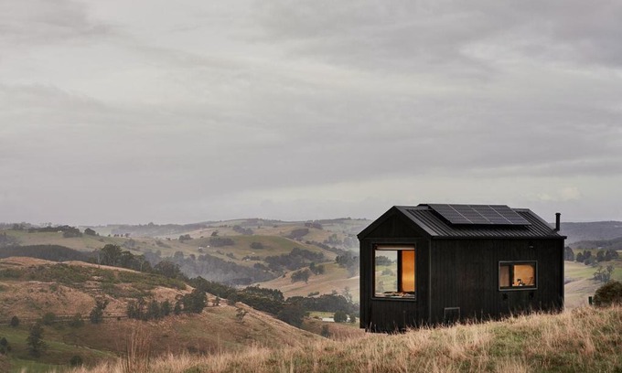 Hallston House | Hike to your Off-Grid Cabin Deep in Nature - Santi