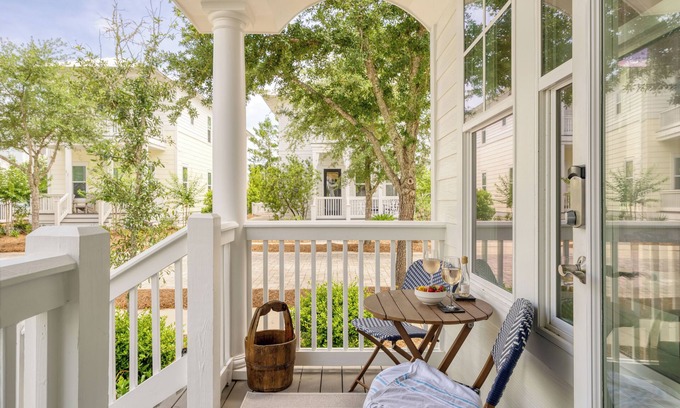 Greenway Park House | Hiker House by AvantStay | Beachy 4BR w/Communal Pool + Porch