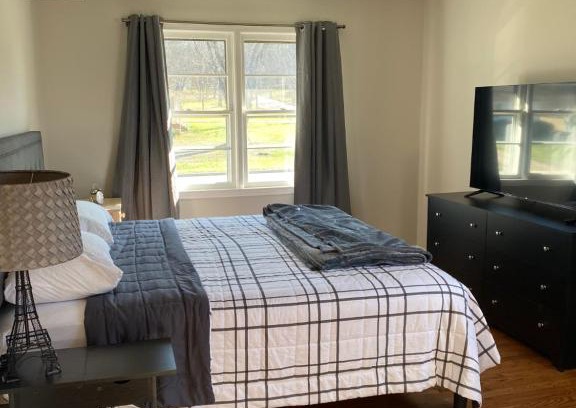 Travelers Rest House | Hiker's Retreat modern 3 bedroom home with 2 baths