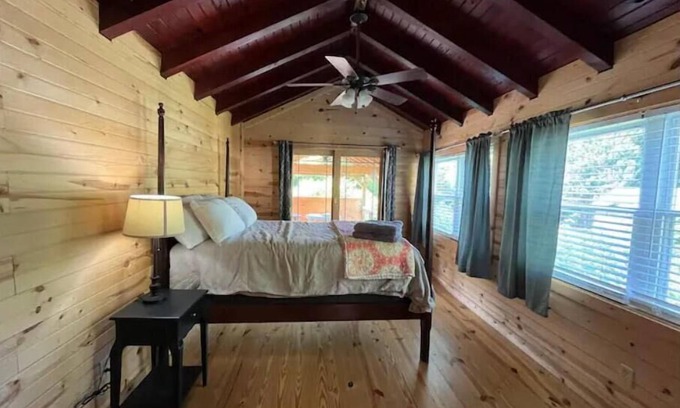 Hot Springs Cabin | Hiker’s Ridge - Cabin in the Heart of Downtown