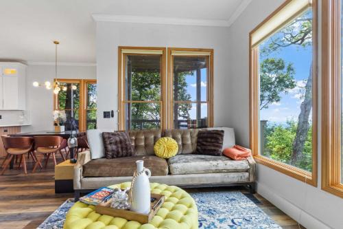 Mountain Air Apartment | Hiking On-Site Mtn-View Burnsville Condo!