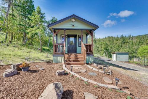 Medford House | Hiking Trail On-Site Mtn-View Eagle Point Retreat