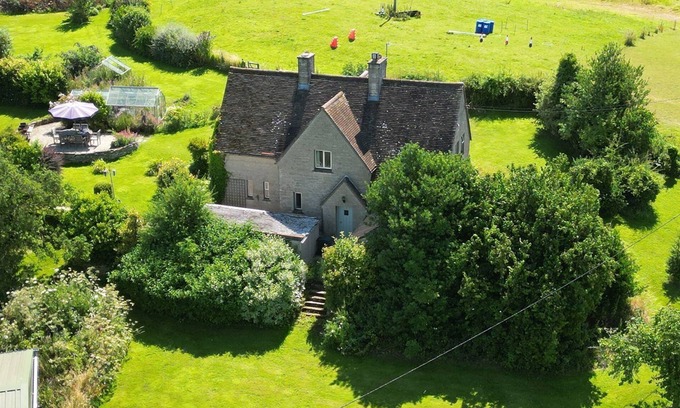 Dowdeswell Cottage | Hilcot Farmhouse - pet-friendly rural farm retreat near Cheltenham