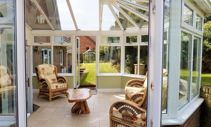 Apse Heath Cottage | Hill Cottage - a bungalow that sleeps 9 guests in 4 bedrooms