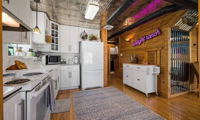 Fredericksburg House | Hill Country Cabin w/hot tub and dog friendly!