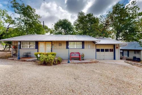 Ingram House | Hill Country Retreat - 1BR Cabin w Nature Views