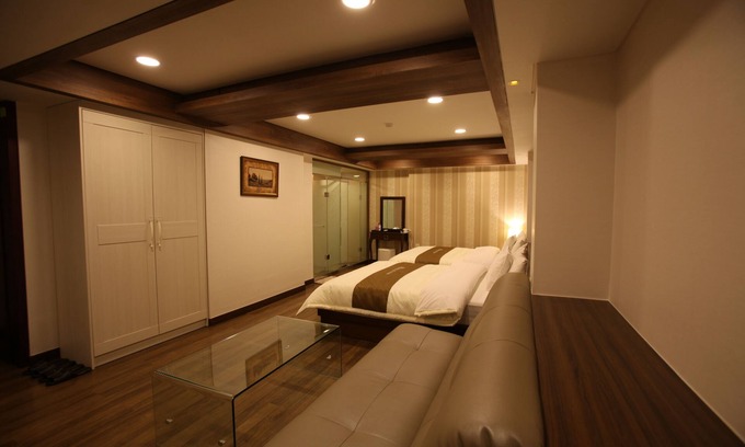 Hoehyeon-dong Hotel | Hill house Hotel