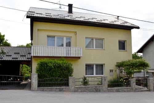 Slunj House | Hill