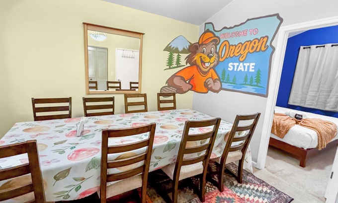 Albany House | Hill Nest16 Big Backyard & Parking near Downtown, OSU, I5