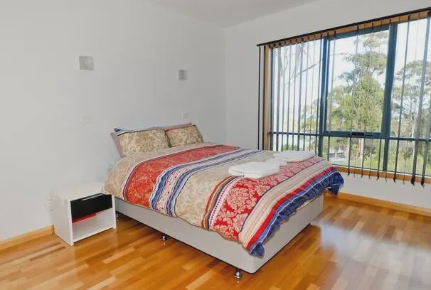 Nubeena House | Hill Top Retreat Self Contained PET friendly Accomodation