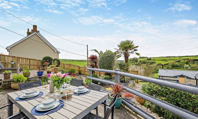 Treknow House | Hillscroft - Three Bedroom House, Sleeps 6