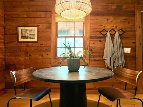 Eureka Springs House | Hillside Cabin