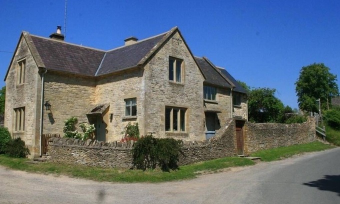 Swinbrook Cottage | HILLSIDE COTTAGE, pet friendly, character holiday cottage in Burford