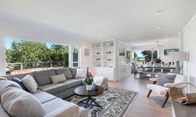 Country Club House | Hillside Haven: Bayview Pool & Hot Tub
