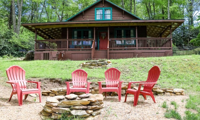 Vesta Cabin | Hillside Hideaway - country elegance at it's best, by Buffalo Mountain Getaway