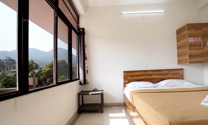Gudalur Hotel | Hillside Hideaway
