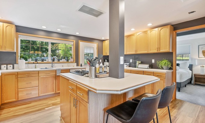 Jennings Lodge House | Hillside House: Epic 5 bedroom 2 bath oasis - Game room, pool table, spa & sauna