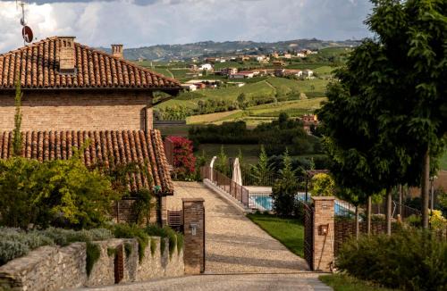 Castagnole delle Lanze House | Hillside In