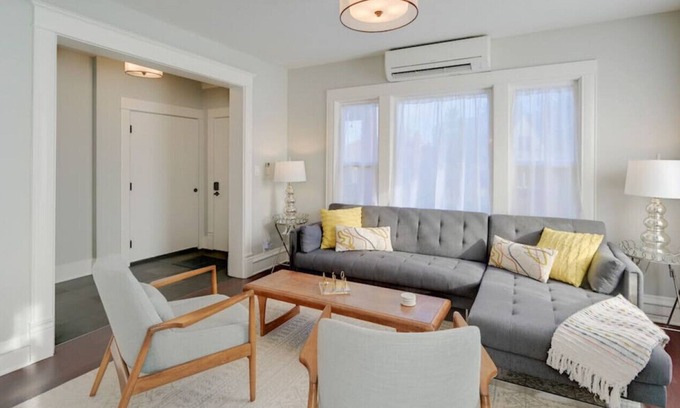 Magnolia House | ♛Hillside Magnolia Retreat♛~ Downtown Location ~