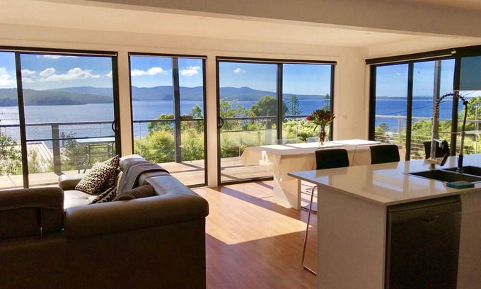 Mallacoota House | Hillstop pet Friendly With Panoramic Views