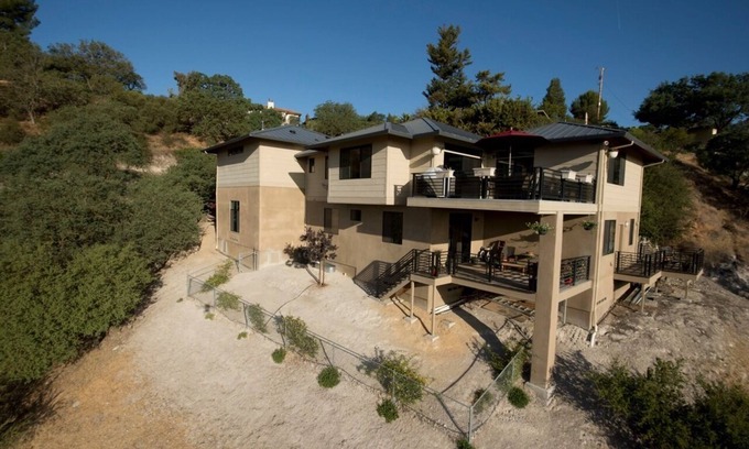 Paso Robles House | Hilltop 365: Luxury ~ Stunning Views ~ Hilltop ~ Only 3 Blocks To Downtown Paso