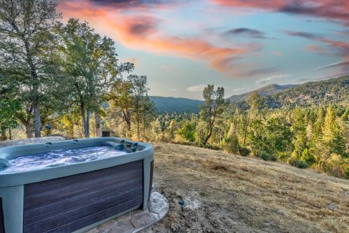 Yosemite Forks House | Hilltop Haven- Bright and Modern Cabin w/hot tub and stunning views