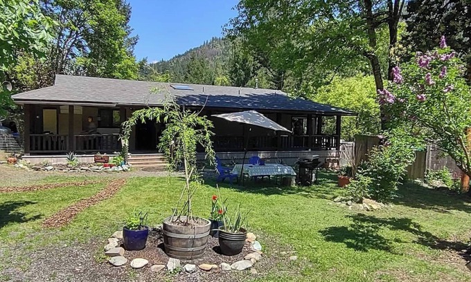 Willow Creek Cottage | HILLTOP HAVEN n2BR CottagenSerenity for your family & petsnMassage/Yoga avail