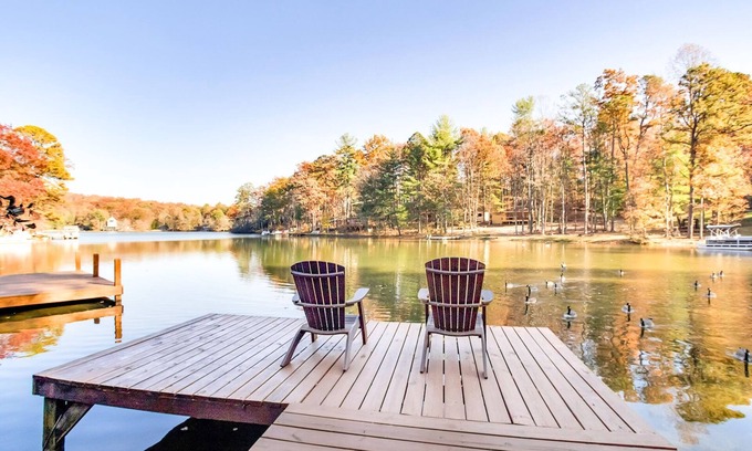 Tallassee Cottage | Hilltop Hideaway: Lakefront Cottage in the Smoky Mountains