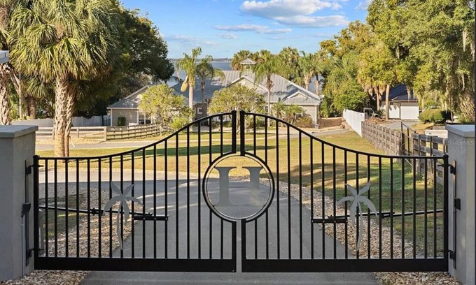 Weirsdale House | Hilltop Hideaway- Pet Friendly Lake Weir Retreat W/Sandy Beach & Pool