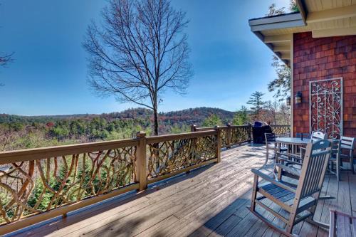 Mirror Lake House | Hilltop Hideaway
