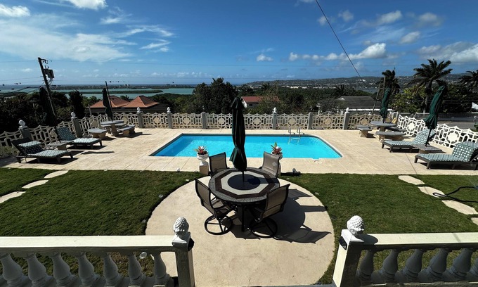 Montego Bay House | Hilltop singing bird villa