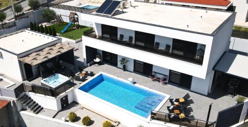 Mravince Villa | Hilltop Villa - Jacuzzi, Pool, Sauna