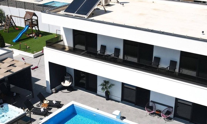 Mravince Villa | Hilltop Villa: Jacuzzi, Sauna, Heated Pool, EV Charger, Playground & King Beds