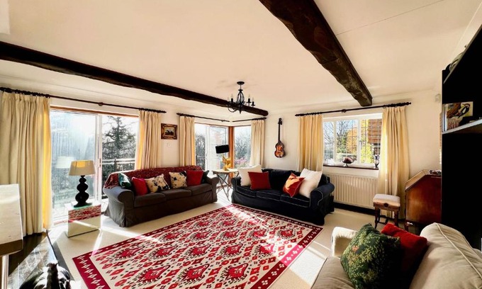 Chilworth House | Hilltop walkers paradise with a view, sleeps 10