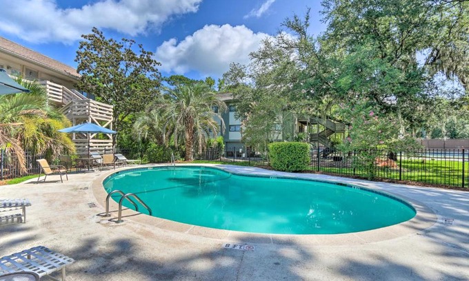 Hilton Head Island Apartment | Hilton Head Island Condo with Community Pool!