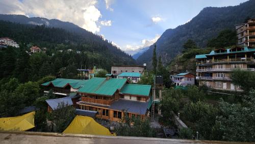 Old Manali Hostel | Himalayan Chill House - Dragon Chowk, Old Manali with Mountain View, Balcony and Kitchen Access
