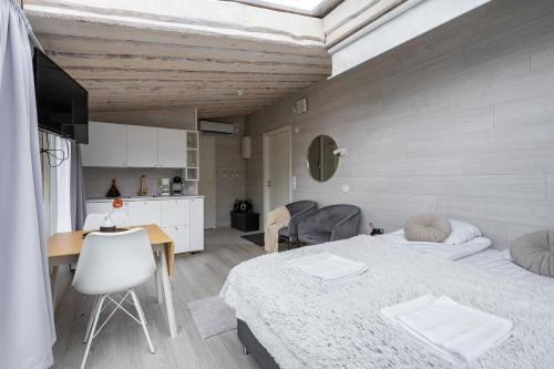 Jamsa House | Himosranta Suite C - Private Suite with Sauna & Lake Views