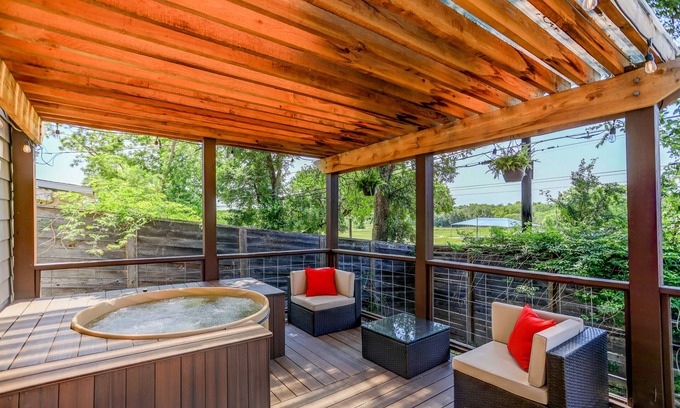 Chestnut House | Hip East Austin, Cold/Hot Tub, Groups/Pets Welcome