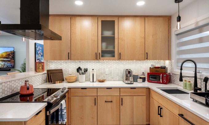 Douglas Apartment | Hip, Modern 3 bedroom Apt