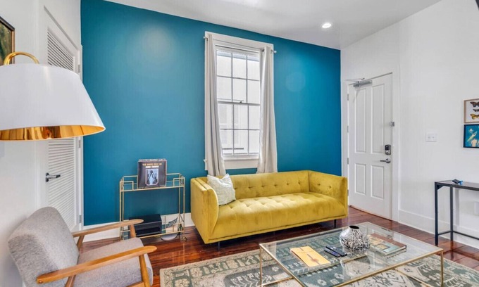 East Riverside Apartment | Hip & Stylish Magazine St. Apt | Balcony & Parking