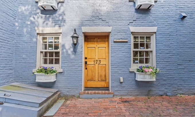 Old Town Alexandria House | Historic 1800's 2BR/2BA Charming Home near King Street