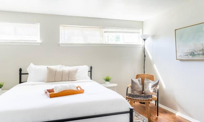 Lincoln Terrace Apartment | Historic 1920s Brick Beauty in Medical District